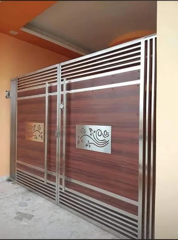 Stainless steel gate with slim horizontal frame