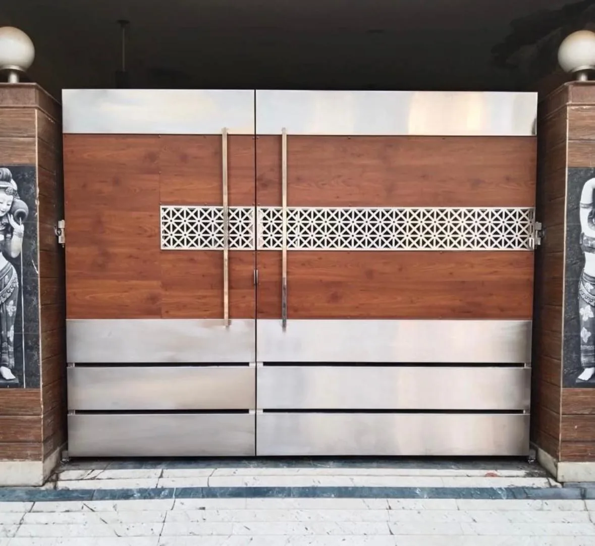 Two-tone gate in wood finish and brushed stainless steel