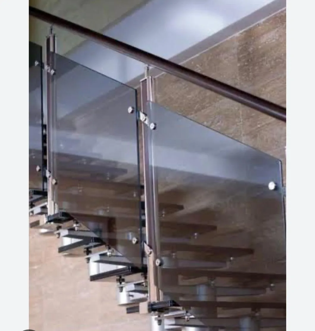 Glass balustrade on a floating staircase