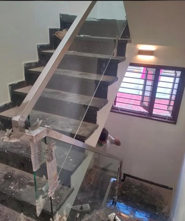 Glass staircase railing installed on a residential staircase