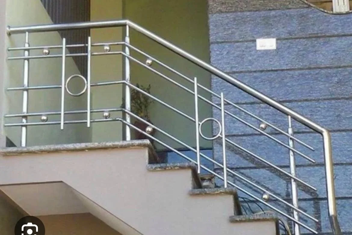 Stainless steel railing with rods and ring detail