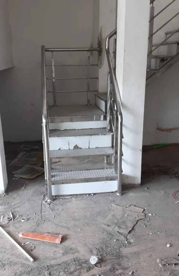 Stainless steel staircase railing with horizontal rods